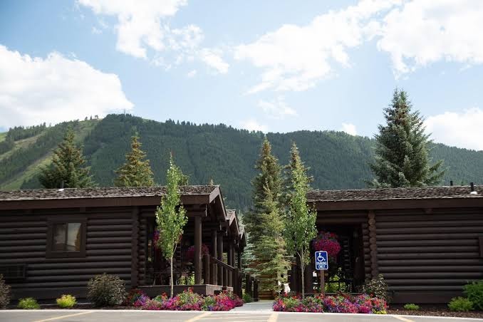 Elk Country Inn