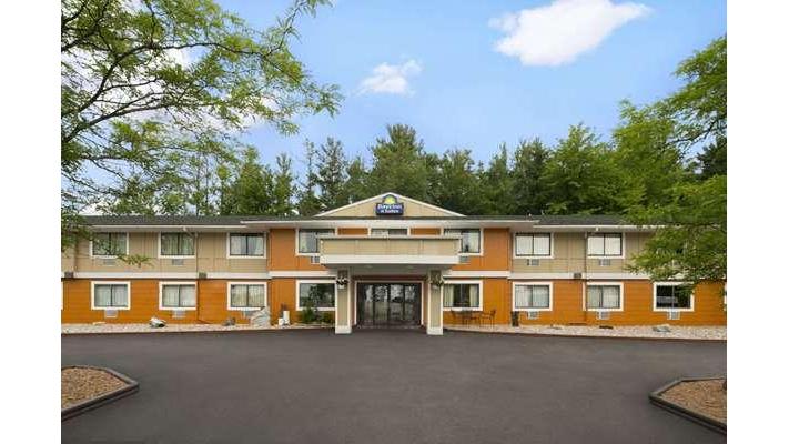Days Inn & Suites by Wyndham Stevens Point Hotel 1