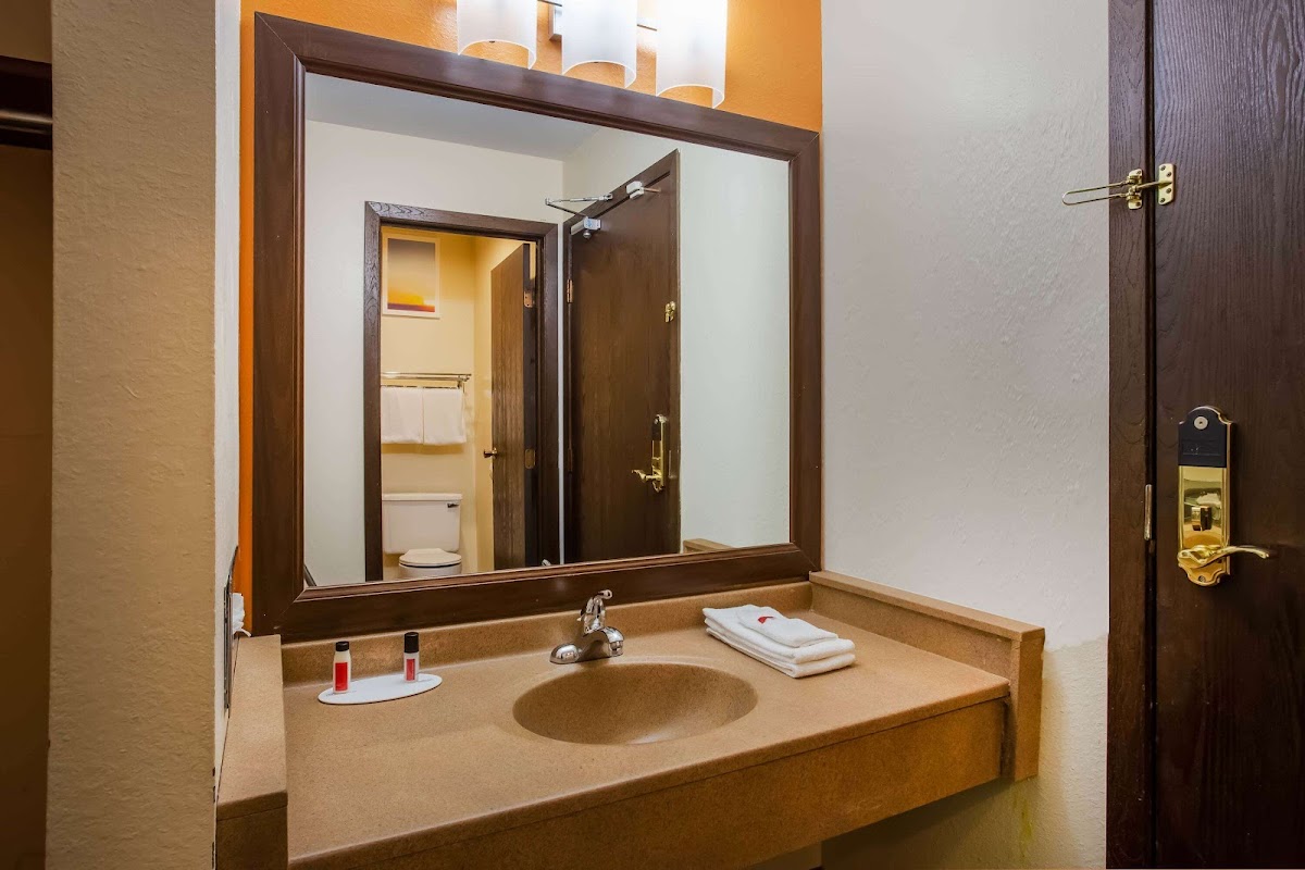 Days Inn & Suites by Wyndham Stevens Point Hotel 3