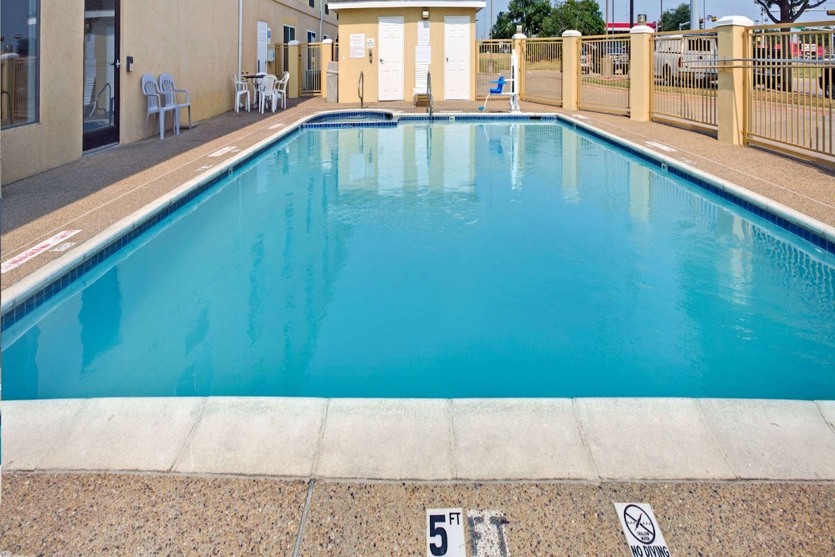 Days Inn by Wyndham Dallas Garland West Hotel 3