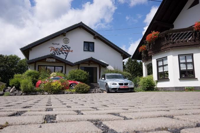 Haus Pit Lane