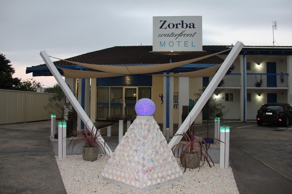 Zorba Waterfront Motel