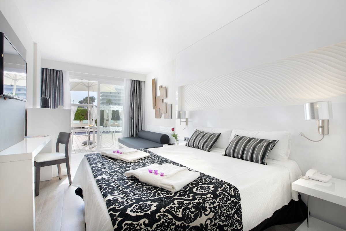Mar Hotels Playa de Muro Suites Hotel 2