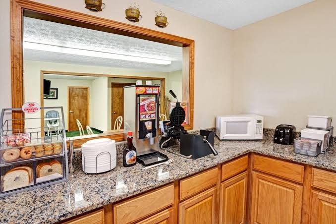 WestSpring Inn Cleveland - Westlake Hotel 3
