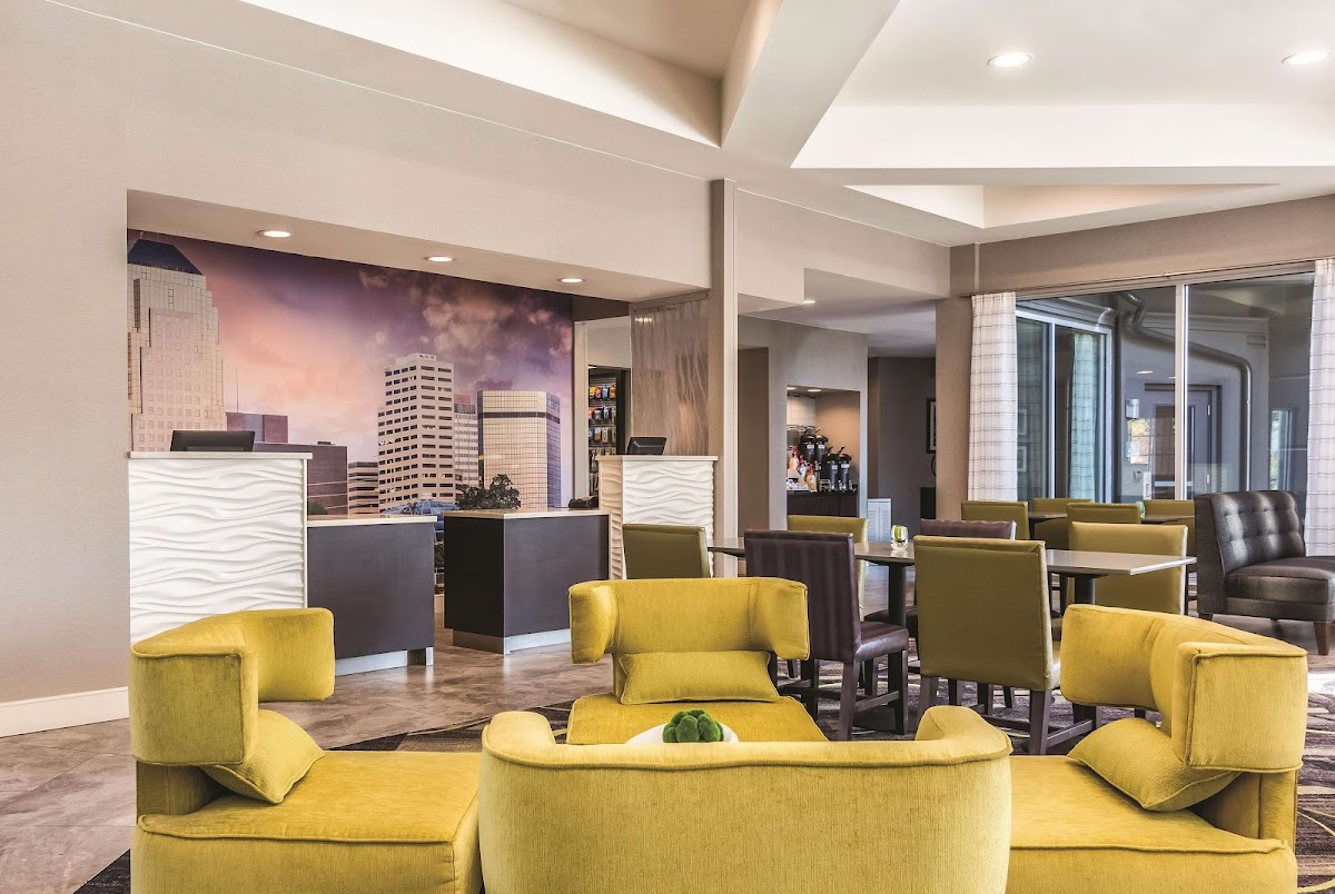 La Quinta Inn & Suites by Wyndham Shreveport Airport Hotel 2
