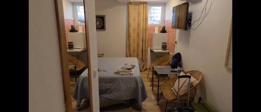 Seven Room Hotel 3