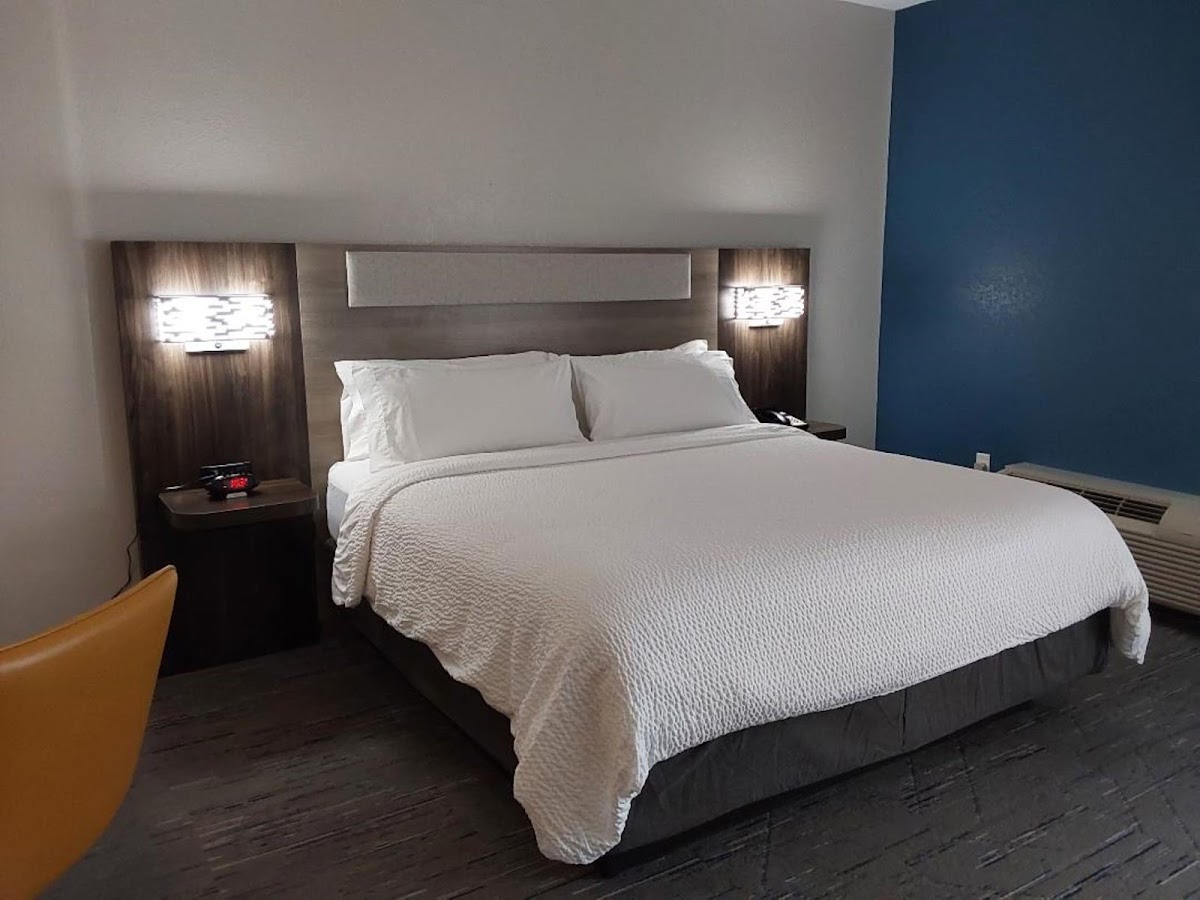 Holiday Inn Express & Suites Antigo by IHG Hotel 3