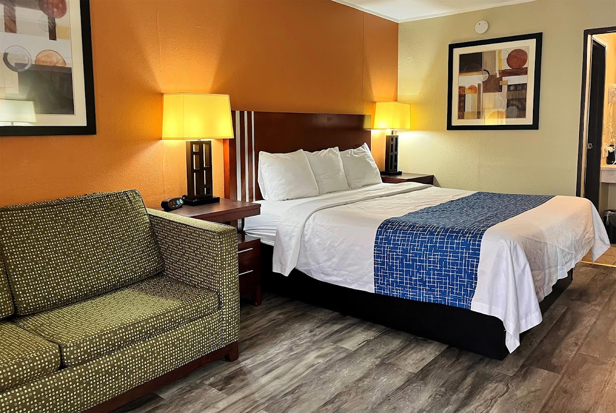 Travelodge by Wyndham Seymour Hotel 2
