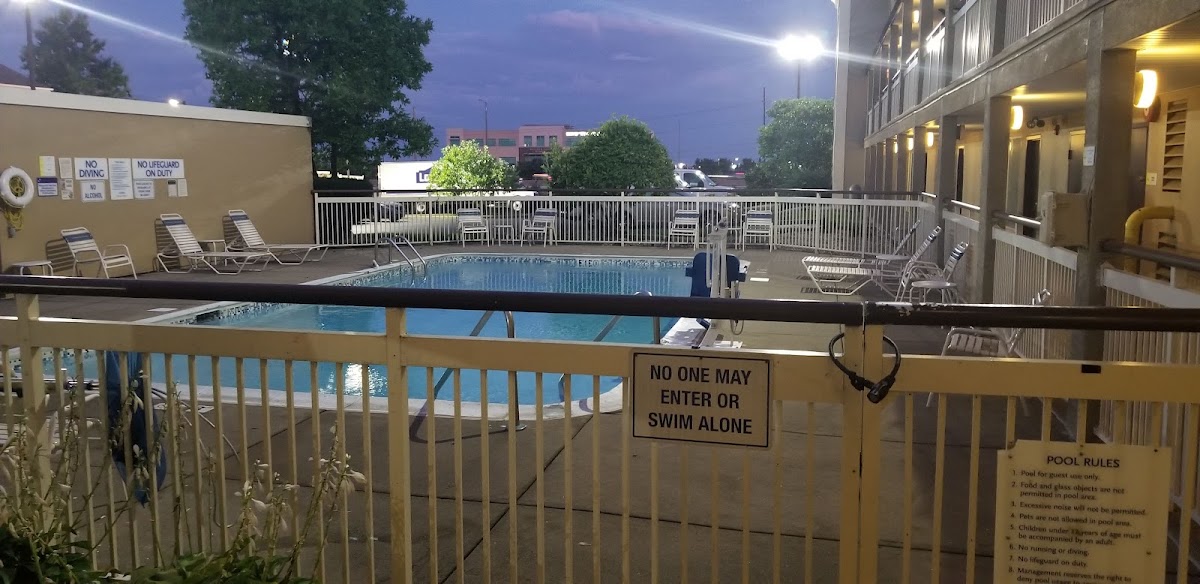 Days Inn by Wyndham Florence Cincinnati Area Hotel 3