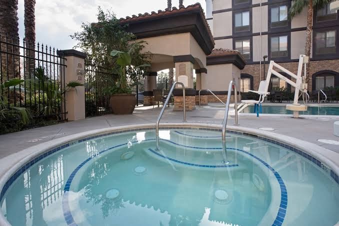 Holiday Inn Express & Suites Ontario Airport by IHG Hotel 3