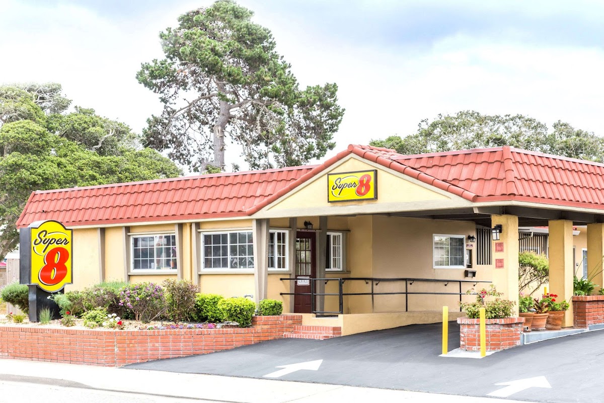 Super 8 by Wyndham Monterey Hotel 1