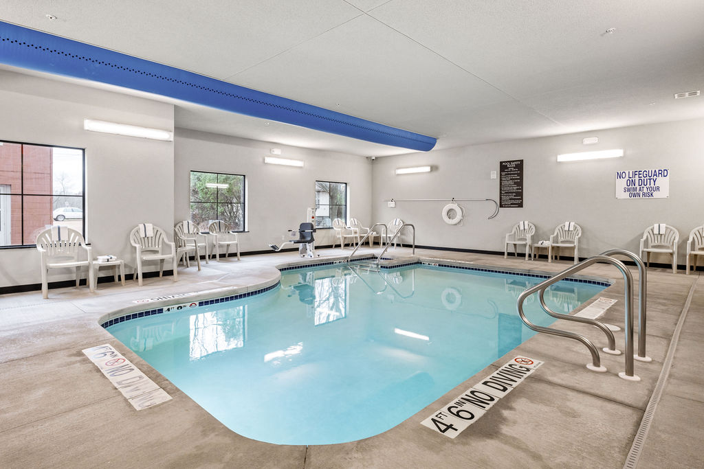 Cobblestone Hotel & Suites - Central Wisconsin Airport Hotel 3