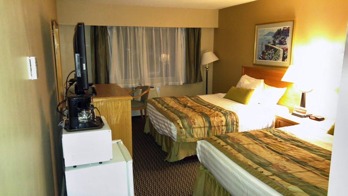 Ramada by Wyndham Victoria Hotel 2