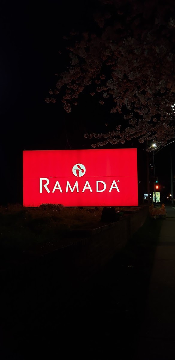 Ramada by Wyndham Victoria Hotel 3
