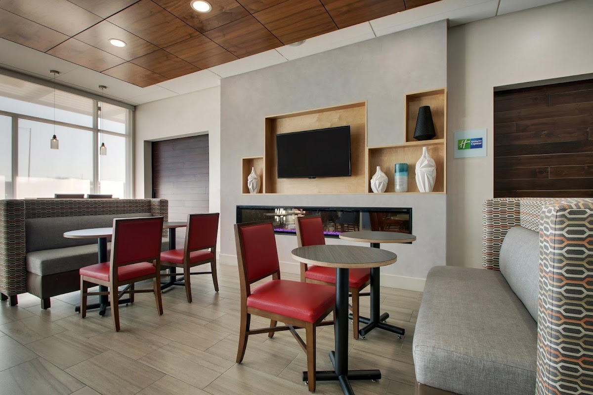 Holiday Inn Express & Suites Mount Vernon by IHG Hotel 3