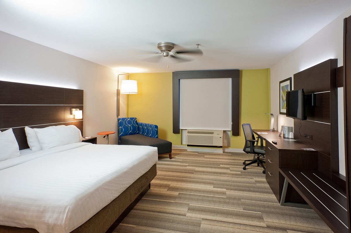 Holiday Inn Express & Suites Overland Park Hotel 2