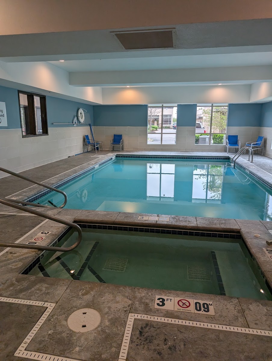 Holiday Inn Express & Suites Overland Park Hotel 3