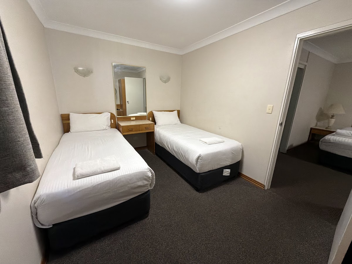 Cascades Motor Inn Hotel 2
