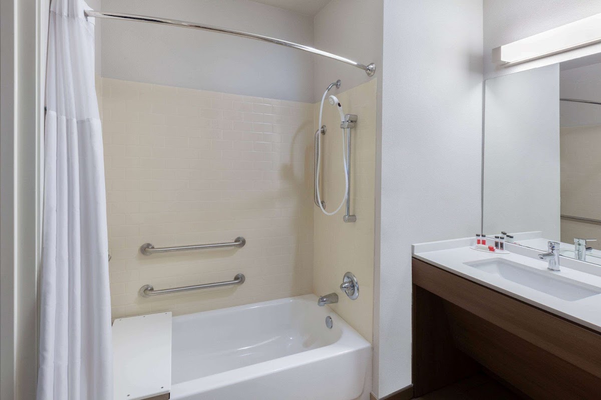 Microtel Inn & Suites by Wyndham College Station Hotel 3