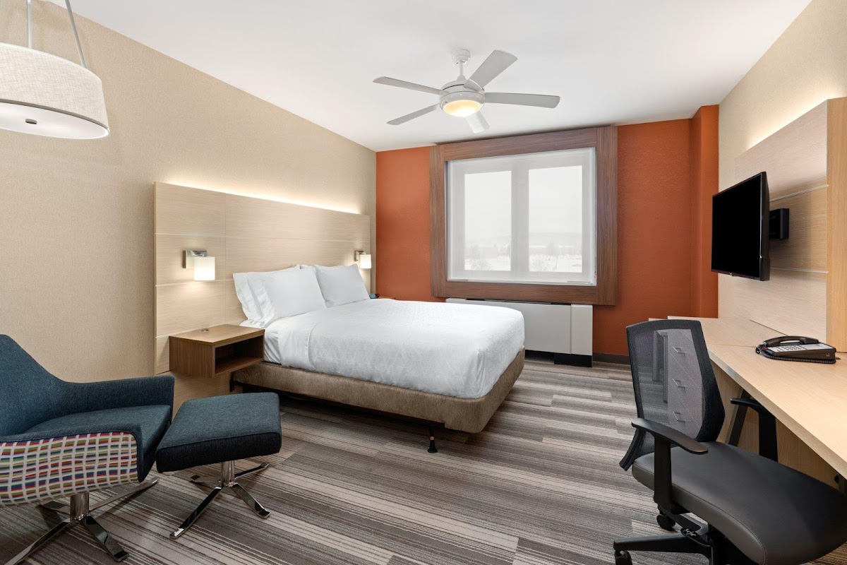 Holiday Inn Express Northern Lights Inn Hotel 2