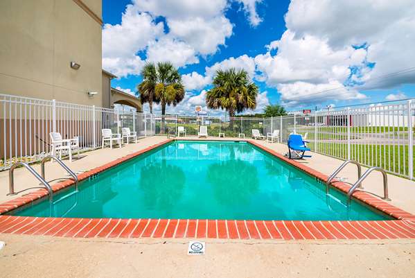 Quality Inn & Suites Franklin Hotel 3