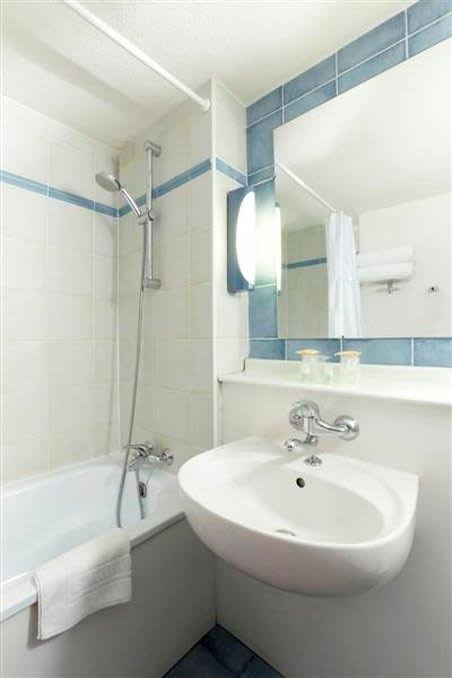 Kyriad Direct Marseille Est - La Valentine Hotel 3