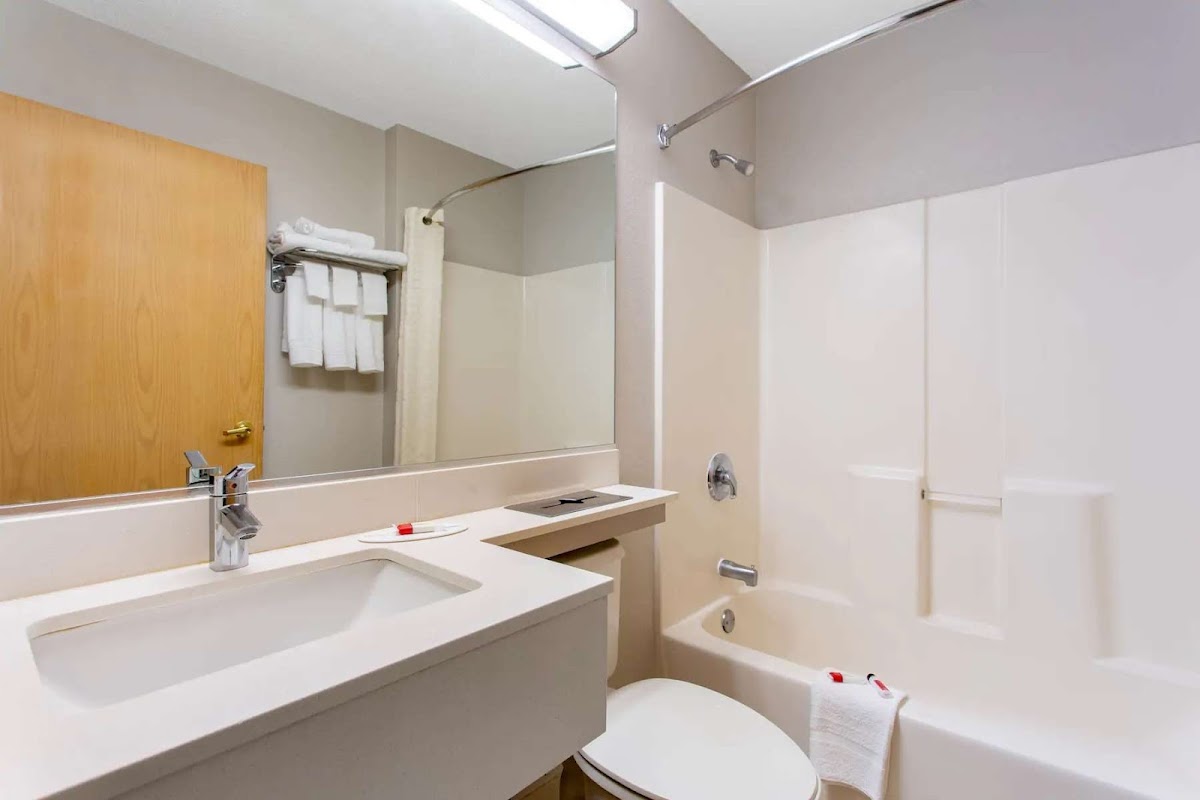 Microtel Inn & Suites by Wyndham Philadelphia Airport Hotel 3