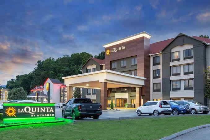 La Quinta Inn & Suites by Wyndham Pigeon Forge-Dollywood Hotel 1