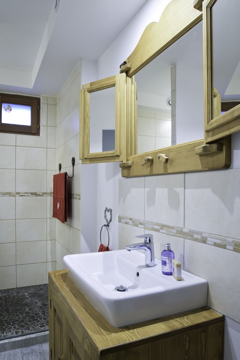La Taniere de L'ours Sarl Hotel 3