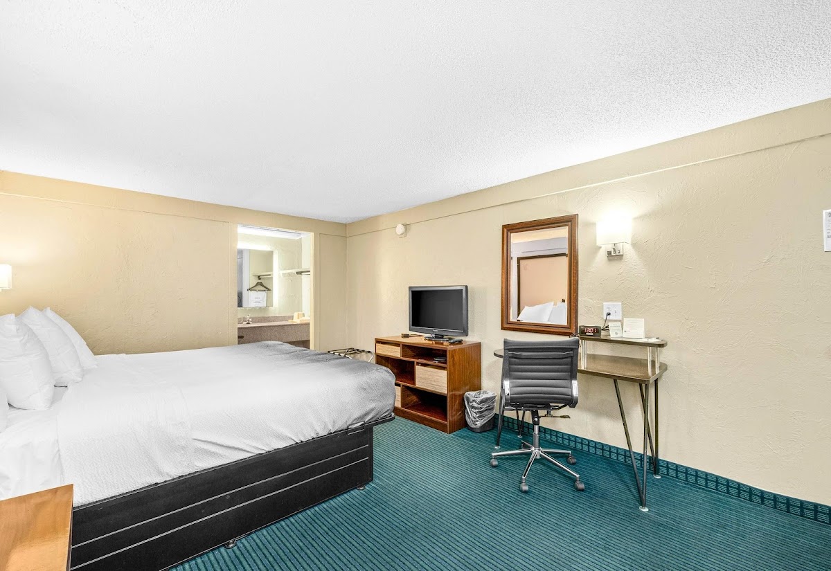 Super 8 by Wyndham Lantana West Palm Beach Hotel 3