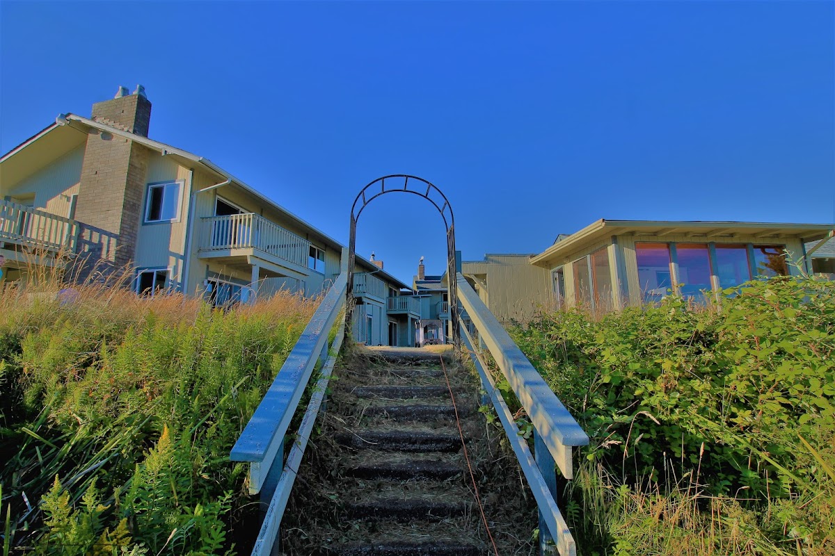 The Siren of Discovery Inn & Suites