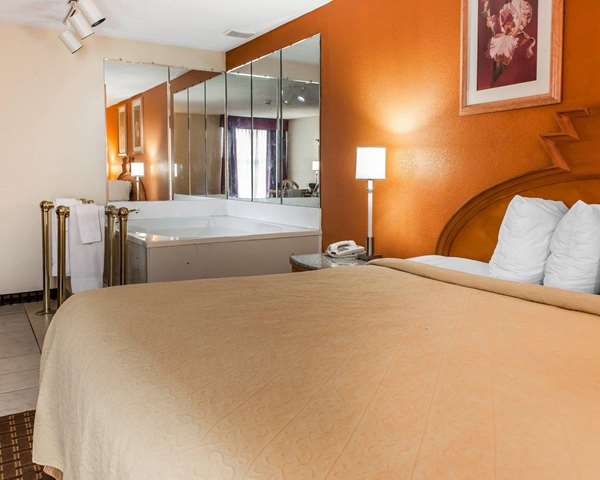 Quality Inn & Suites Shelbyville I-74 Hotel 2