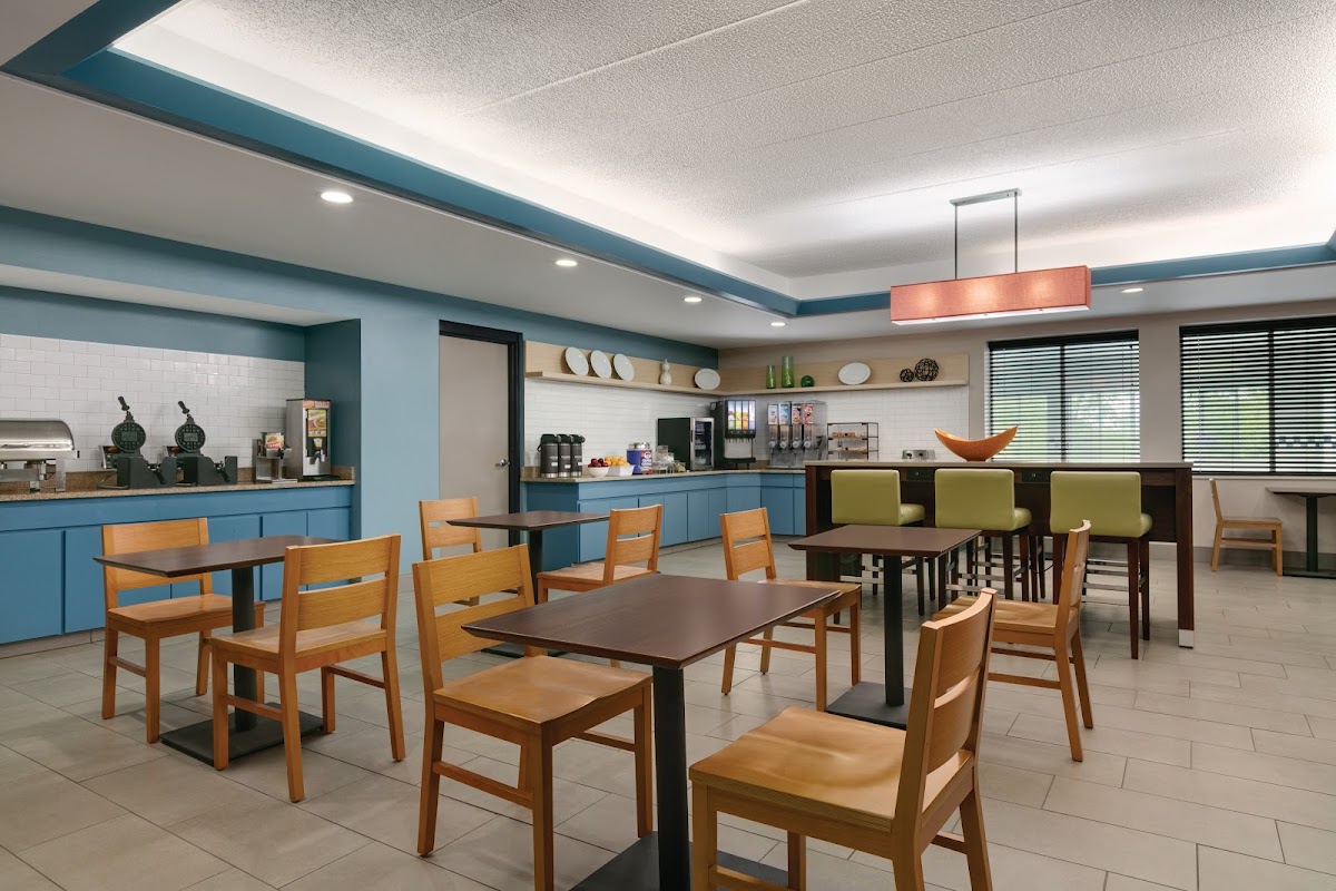 Country Inn & Suites by Radisson, Port Clinton, OH Hotel 3