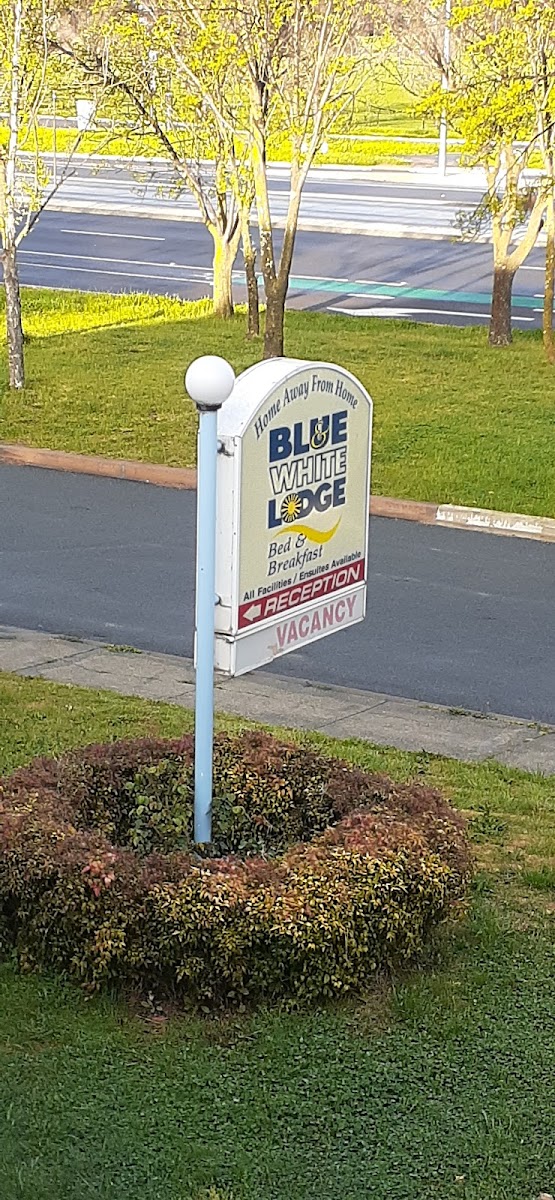 The Blue and White Lodge Hotel 2