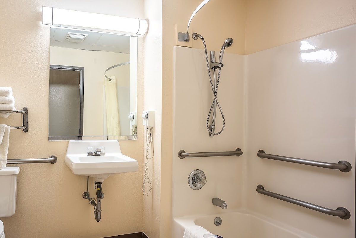 Super 8 by Wyndham Galesburg Hotel 3