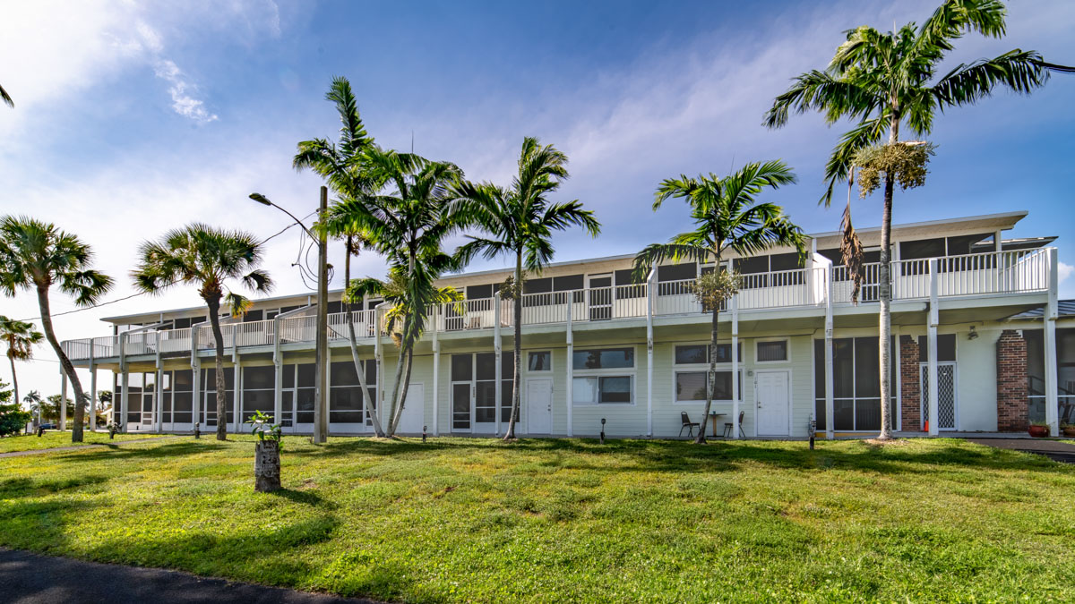 Captain's Table Hotel by Everglades Adventures