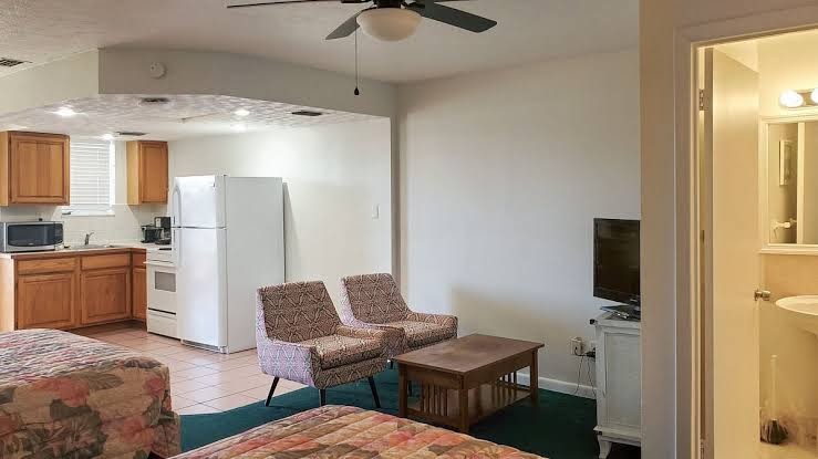 Captain's Table Hotel by Everglades Adventures
