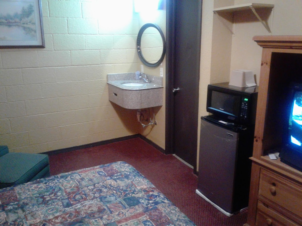 Interstate Inn Hotel 3